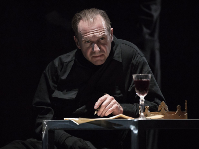 embargoed_til_11pm_16_june_-_jpeg_4._ralph_fiennes_richard_duke_of_gloucester_credit_marc_brenner-h_2016_400x300_acf_cropped